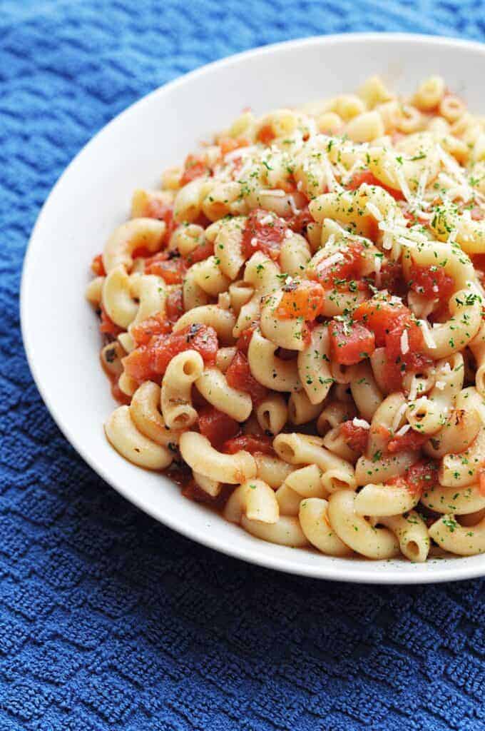 Macaroni with tomatoes recipe