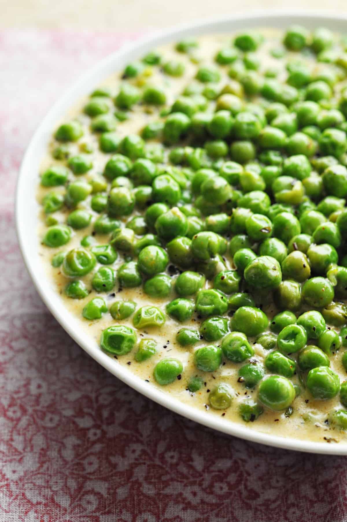 Creamed peas in bowl