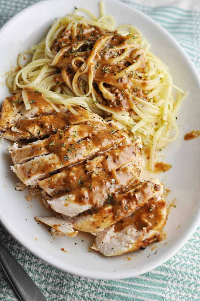 Linguini with chicken and garlic sauce