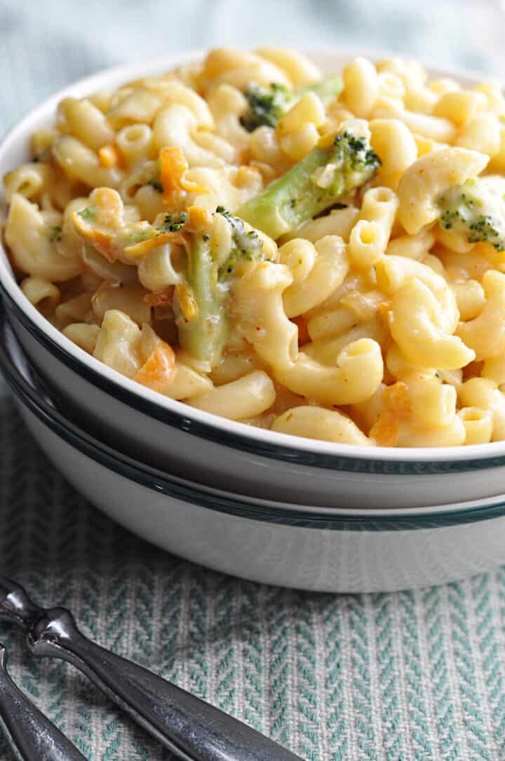 Panera bread copycat macaroni and cheese with broccoli in bowl