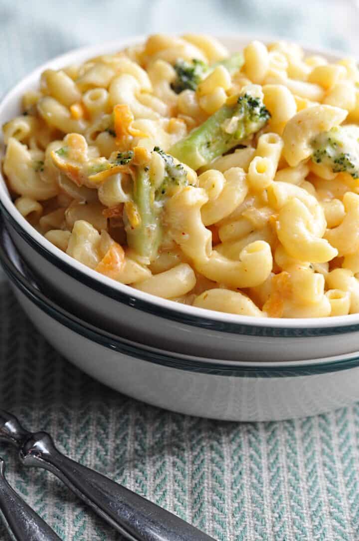Panera bread copycat macaroni and cheese with broccoli in bowl