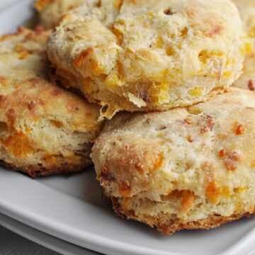 Cheese biscuits with bacon and ranch seasoning