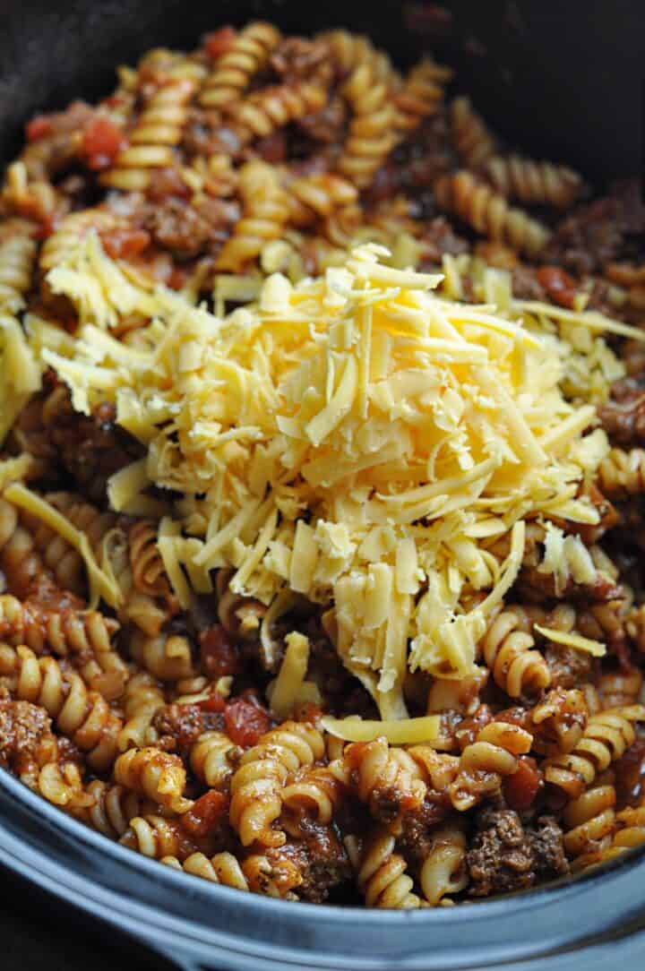 Pasta goulash with shredded cheese on top