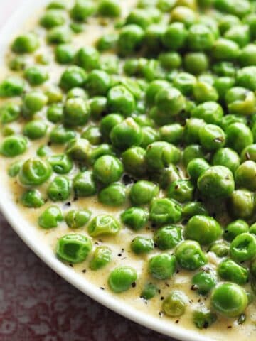 Creamed peas in bowl ready to eat.